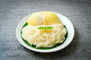 arroz pegajoso durian en un plato foto