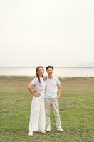 feliz joven pareja asiática en camiseta de novia y novio foto