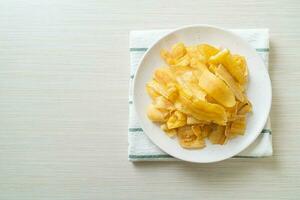 chips de plátano - plátano en rodajas frito o al horno foto