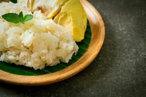 arroz pegajoso durian en un plato foto