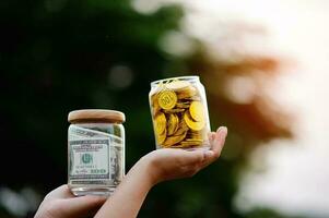 oro monedas en un vaso tarro oro ahorros concepto Finanzas bancario financiero planificación financiero estabilidad foto