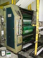 máquinas en un grande impresión planta fábrica, impresión de libros foto