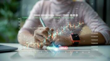 mujer analizar comercio datos en el futurista virtual interfaz pantallas teléfono inteligente con un valores intercambiar grafico en el pantalla. financiero valores mercado. foto