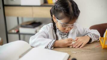 los estudiantes asiáticos aprenden en casa a codificar autos robot y cables de tableros electrónicos en tallo, vapor, ingeniería matemática, ciencia, tecnología, código de computadora en robótica para el concepto de niños. foto