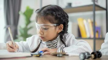 los estudiantes asiáticos aprenden en casa a codificar autos robot y cables de tableros electrónicos en tallo, vapor, ingeniería matemática, ciencia, tecnología, código de computadora en robótica para el concepto de niños. foto