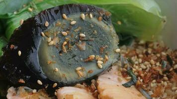 negro huevo con japonés salmón sésamo ensalada foto