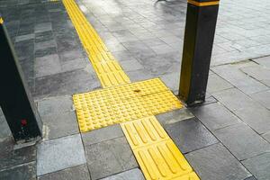 peatonal caminos, braille bloquear en táctil pavimentación para el ciego minusválido en embaldosado caminos, rutas para el ciego. foto