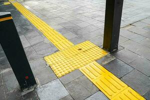 peatonal caminos, braille bloquear en táctil pavimentación para el ciego minusválido en embaldosado caminos, rutas para el ciego. foto