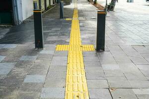 peatonal caminos, braille bloquear en táctil pavimentación para el ciego minusválido en embaldosado caminos, rutas para el ciego. foto