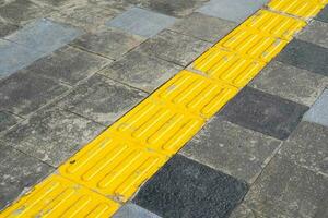 peatonal caminos, braille bloquear en táctil pavimentación para el ciego minusválido en embaldosado caminos, rutas para el ciego. foto