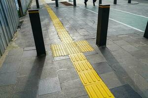 peatonal caminos, braille bloquear en táctil pavimentación para el ciego minusválido en embaldosado caminos, rutas para el ciego. foto