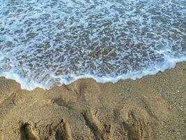 hermosa arenoso playa y suave azul Oceano ola, , fondo, Copiar espacio, foto