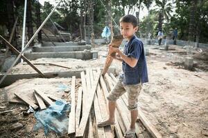 niños trabajando a construcción sitio para mundo día en contra niño labor concepto, humano tráfico, pobre niño mano de obra. foto