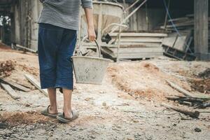 pobre niños trabajando a construcción sitio en contra niños mano de obra, mundo día en contra niño labor y trata concepto. foto