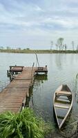 muelle y barco en el lago. foto