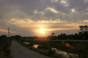 ocupado autopista con rápido Moviente vehículos en hermosa puesta de sol foto