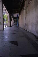 solitario callejón camino debajo el edificio foto