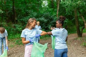 reciclar residuos camada basura basura basura basura limpiar capacitación. naturaleza limpieza, voluntario ecología verde concepto.entorno el plastico contaminación. foto