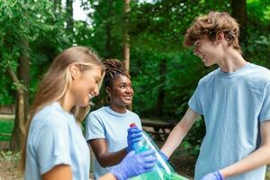 voluntarios coleccionar basura desde parque, ambiental conciencia es importante a salvar nuestra planeta foto