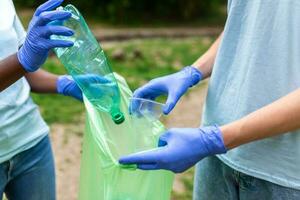 reciclar residuos camada basura basura basura basura limpiar capacitación. naturaleza limpieza, voluntario ecología verde concepto.entorno el plastico contaminación. foto