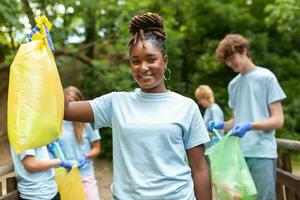 joven responsable personas haciendo comunidad caridad trabajo en el parque. grupo de gente, limpieza juntos en público parque, ahorro el ambiente. foto