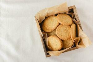 harina de avena galletas en un de madera caja foto