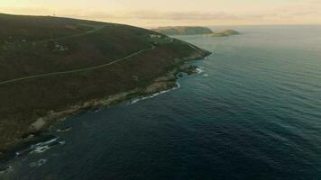 capa Santo adrian Iglesia a el atlántico costa con sisargas islas en distancia en Galicia, España. aéreo video