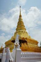 hermosa antiguo grandioso dorado pagoda de wat pumín pratad templo en del Norte de Tailandia foto