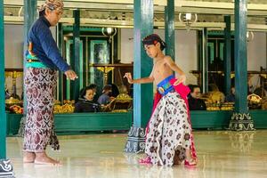 yogyakarta, Indonesia en octubre 2022. abdi dalem mataya, cortesanos de el yogyakarta palacio quien son bailarines t foto