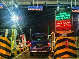 demak, Indonesia en abril 2021. diciendo Peaje portón en demak cuales es uno de el rampa apagado y rampa en semarang demak Peaje la carretera foto