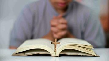avvicinamento di un' donna lettura un Aperto Bibbia, preghiere e Tenere mani su sua Bibbia. spirituale o Bibbia studia concetto. video