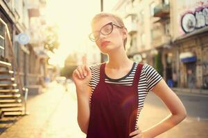 bonito mujer con lentes al aire libre un taza de café caminar foto