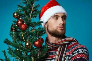 alegre hombre en un Papa Noel sombrero Navidad decoraciones fiesta nuevo año aislado antecedentes foto