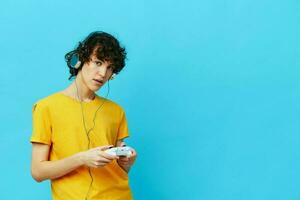 hombre amarillo camiseta con palanca de mando vídeo juegos azul antecedentes foto