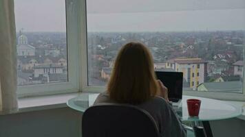 fumeur est assis à le bureau dans appartement video