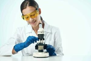 mujer con microscopio en laboratorio investigación científicos foto