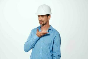 trabajador masculino ingeniero construcción blanco casco foto