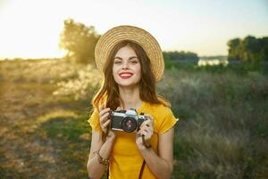 mujer con un cámara en su manos sonrisa pasatiempo ocio amarillo camiseta foto