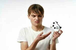 chico en blanco camiseta palanca de mando juegos tecnología entretenimiento foto