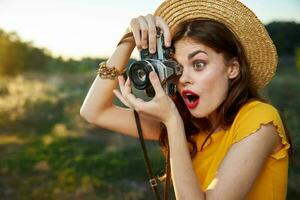 sorprendido mujer tomando naturaleza instantánea estilo de vida pasatiempo foto