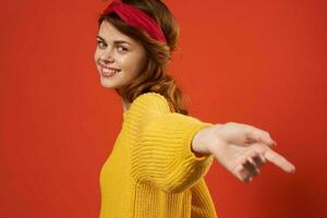 alegre mujer en amarillo suéter rojo venda decoración Moda calle estilo foto