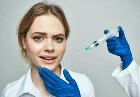 hembra paciente sonriente y un jeringuilla en el manos de el médico botox inyección foto