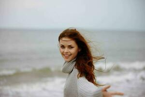 bonito mujer con largo pelo en el playa naturaleza paisaje caminar relajación concepto foto