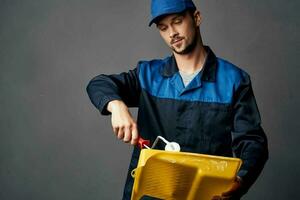 un hombre en un trabajando uniforme un pintor renovación de un Departamento decoración trabajo foto