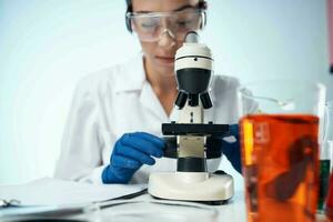 mujer científico laboratorio microscopio diagnósticos químico solución análisis foto