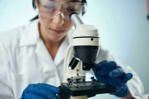mujer científico laboratorio investigación biotecnología diagnósticos foto