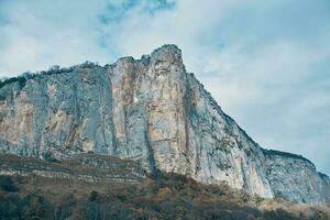 alto montañas paisaje otoño césped cielo nubes Fresco aire foto