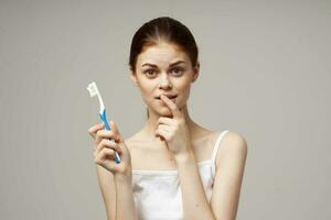 alegre mujer pasta dental cepillado dientes dental salud estudio estilo de vida foto