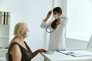 antiguo mujer paciente a el médico salud diagnósticos foto