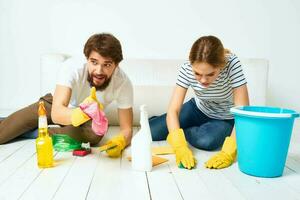 hombre y mujer Lavado pisos limpieza suministros interior trabajo en equipo foto